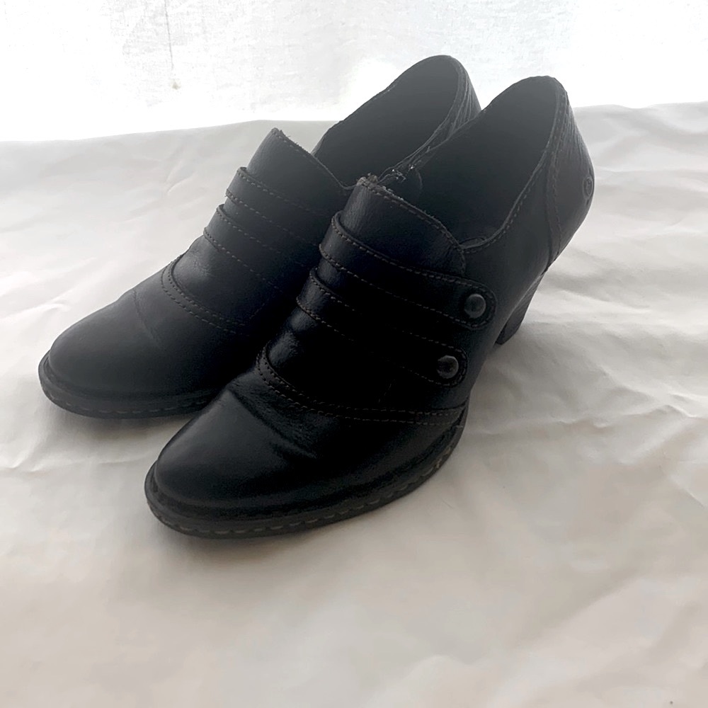 Beautiful Born Women’s Black  leather Ankle Shoes;  Size 8 or 39